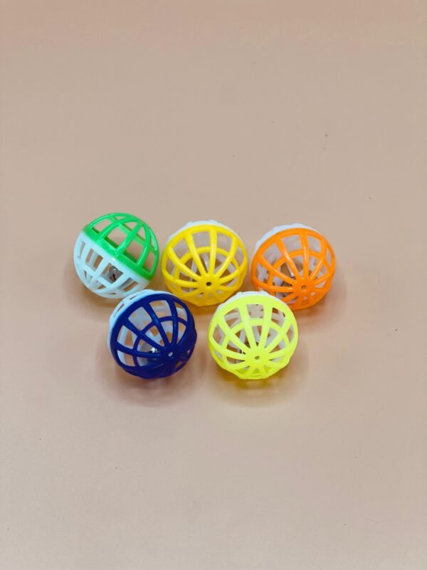 1  Balle Creux en Plastique Jouet a Macher Coloree Boule Ronde avec la Petite Cloche pour Chaton Jouer
